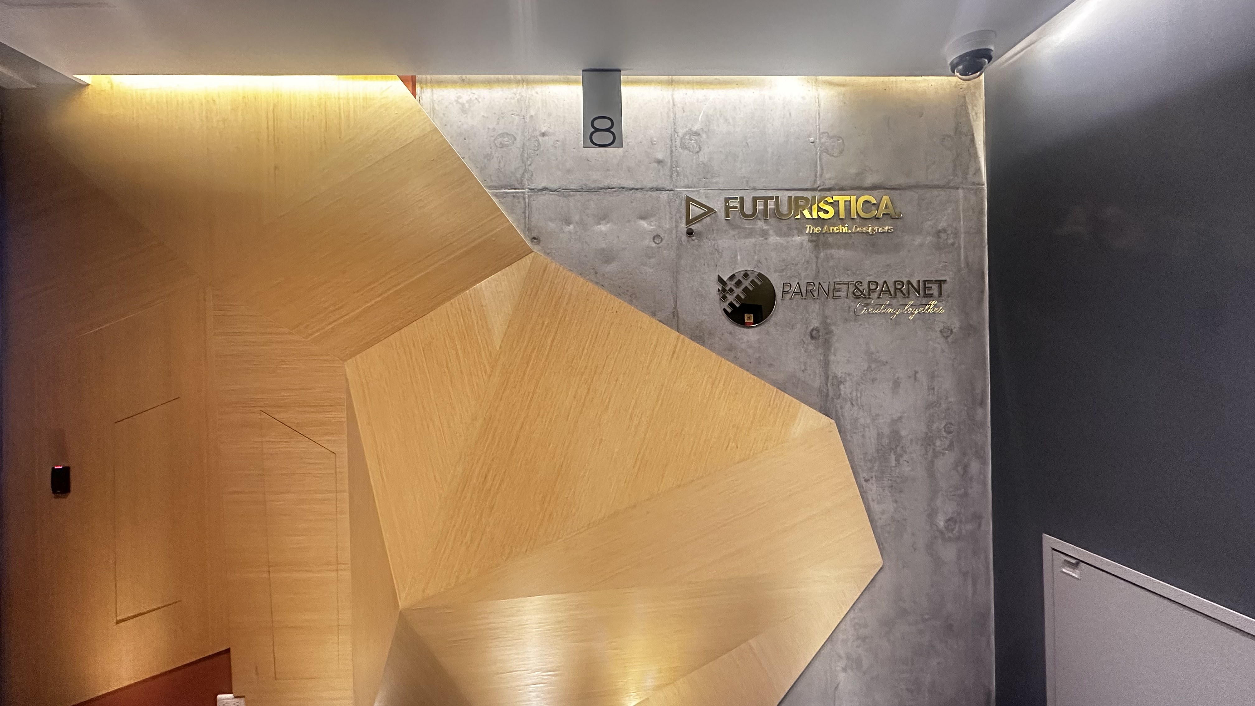 Encuentro de madera y concreto a la vista, piso 8 del Edificio V&iacute;a 7