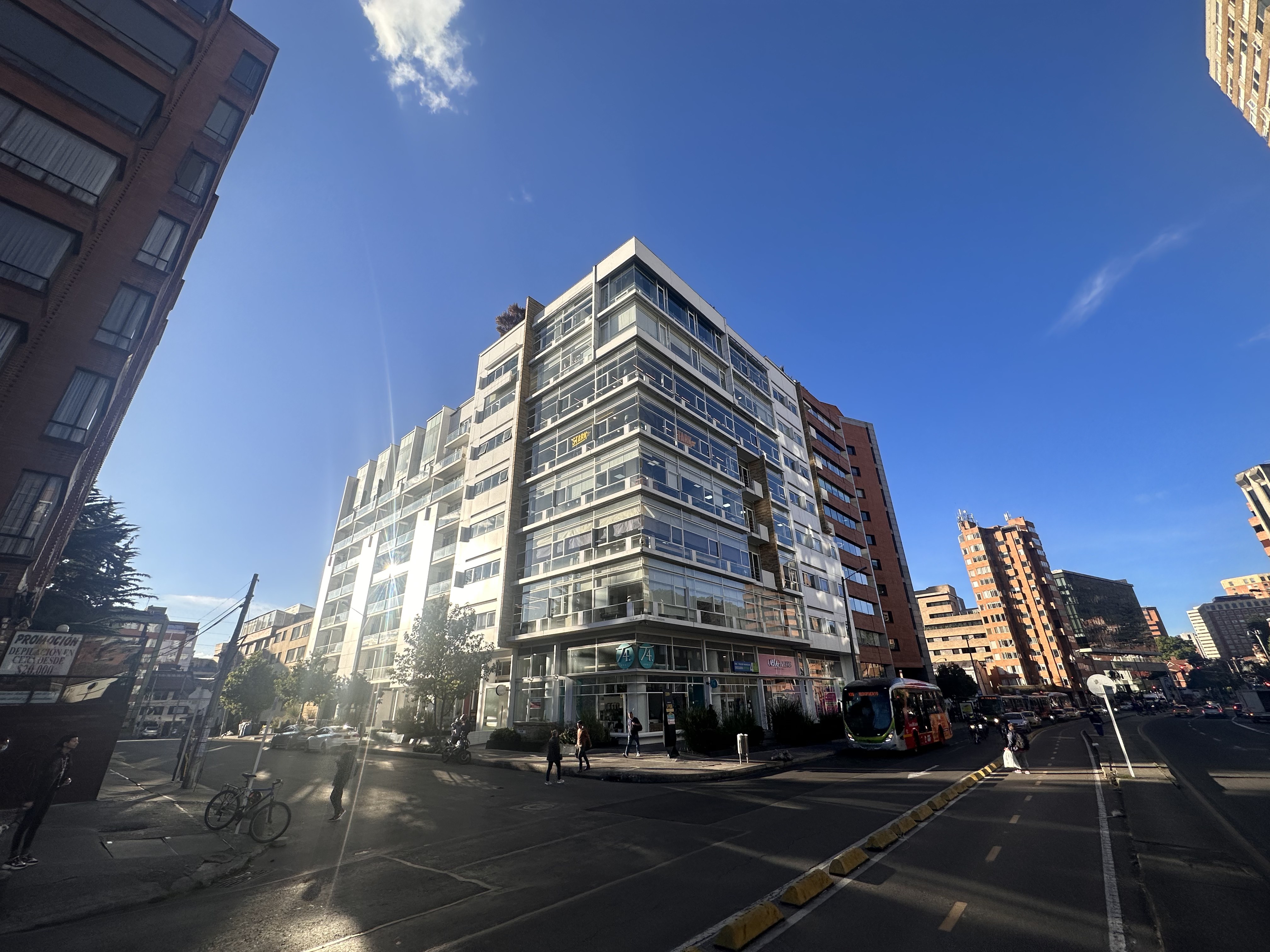 El Edificio V&iacute;a 7 en uso, Carrera 7 con Calle 65A, Bogot&aacute;