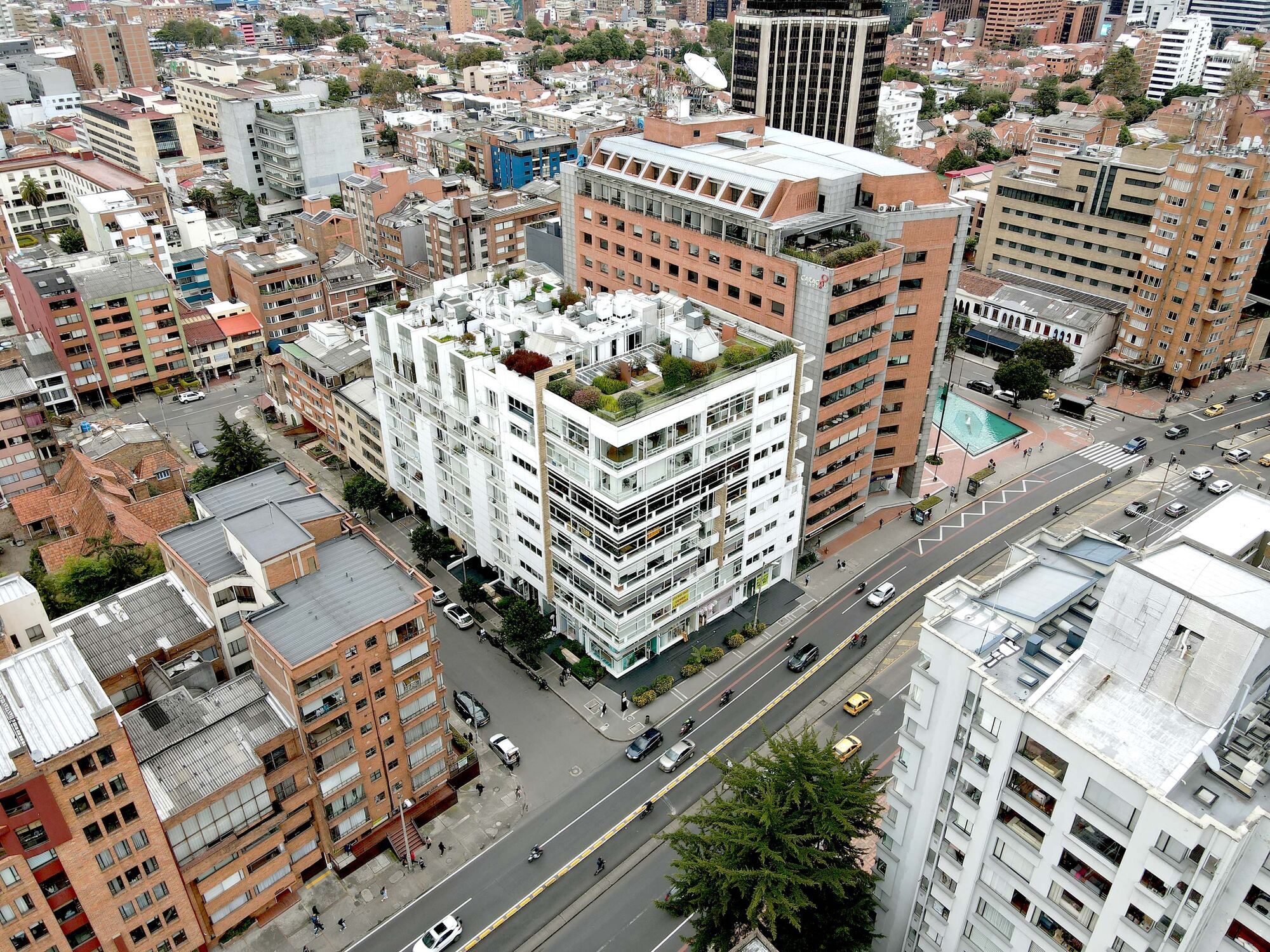Edificio Vía 7, Bogotá: el volumen en esquina con azotea-jardín